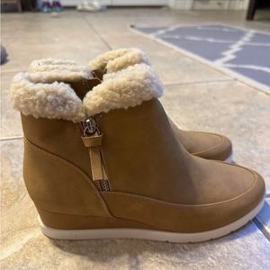 NWT camel color fur lined booties. Sz 8 🤎🤎